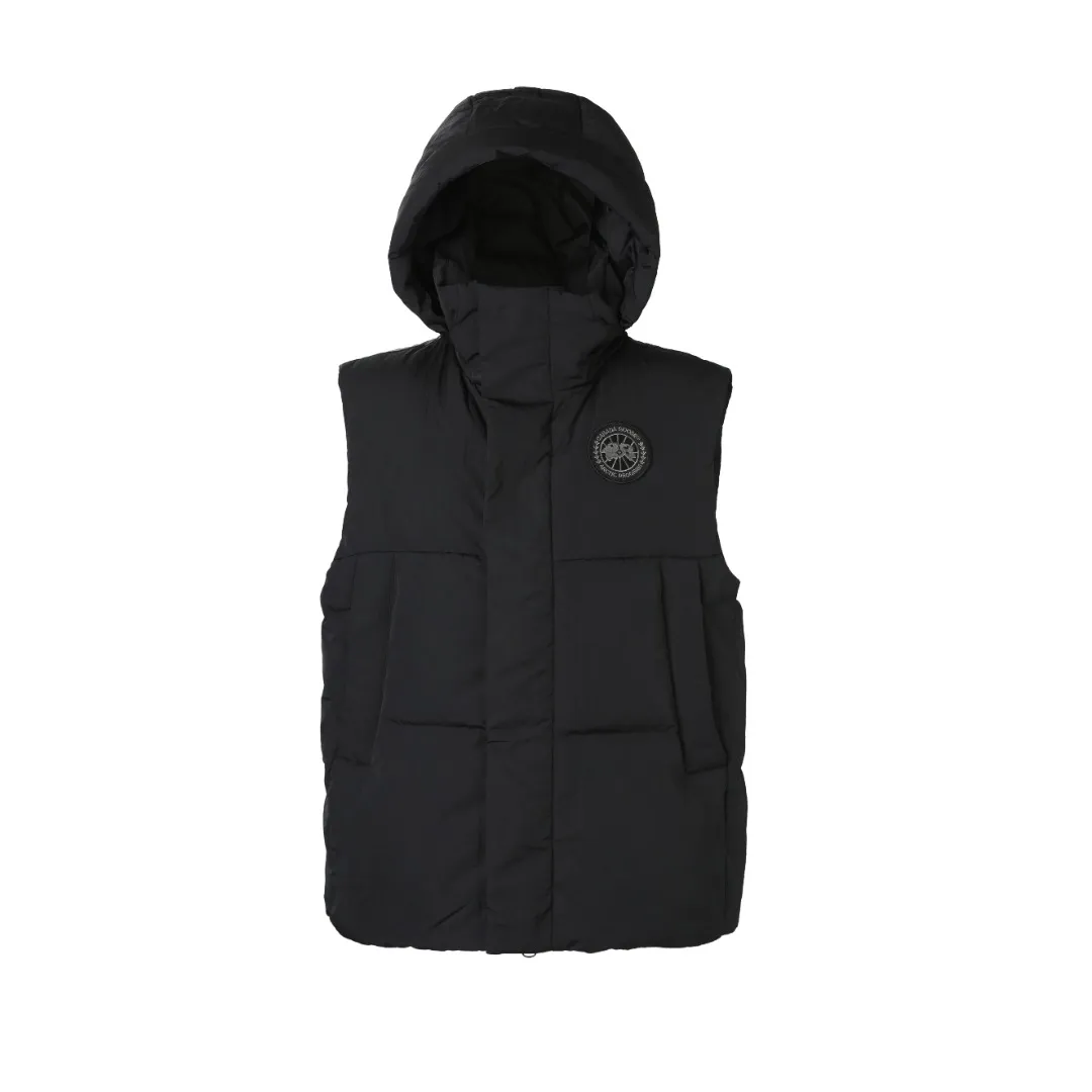 P740 Big Goose Logo Hooded Down Vest Fabric selection: The use of high-quality protective nylon fabric not only enhances the wear resistance of the surface, but also takes into account wind resistance, ensuring excellent performance in various harsh weather conditions.  90 national standard high-quality white duck down: selected high-loft down, weighing 170g, light and warm, with excellent temperature locking performance and good resilience.  Three-dimensional quilting process: Precision thread reinforcement to prevent velvet drilling and ensure that the fluffy and resilient elasticity lasts as new.  Details: Use polyester as the base for woven webbing, and use high-precision computer embroidery to decorate the brand letters on the webbing. The edges of the pattern are clear, the stitches are fine and even, and multiple layers of embroidery threads are stacked to enhance the three-dimensional effect. Accessories: One-to-one customized logo One-to-one customized zipper pendant One-to-one customized hem elastic buckle One-to-one customized snap button SIZE: S M L XL